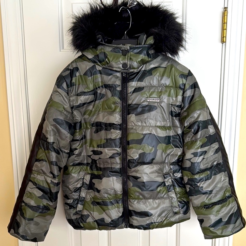 New Hudson Kids unisex camo hooded jacket.  Size M 8/10. Faux fur around hood.